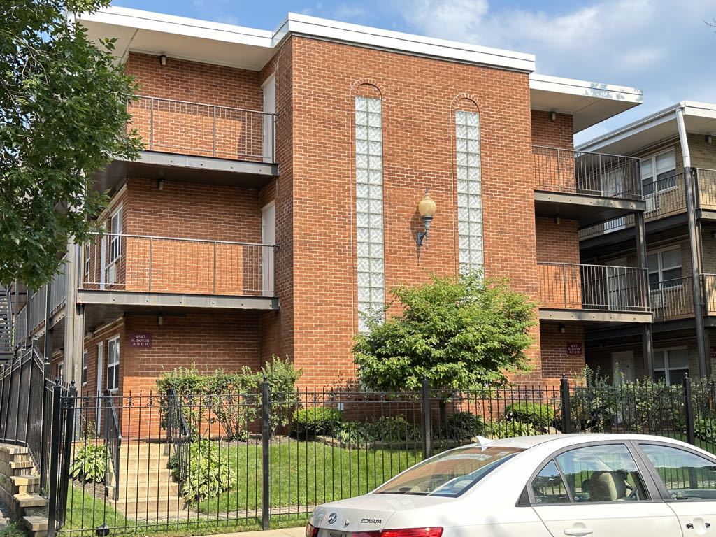 4543 North Dover Street Chicago IL 60640