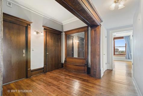 559 West Surf Street Chicago IL 60657