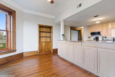 559 West Surf Street Chicago IL 60657