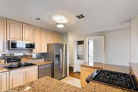 559 West Surf Street Chicago IL 60657