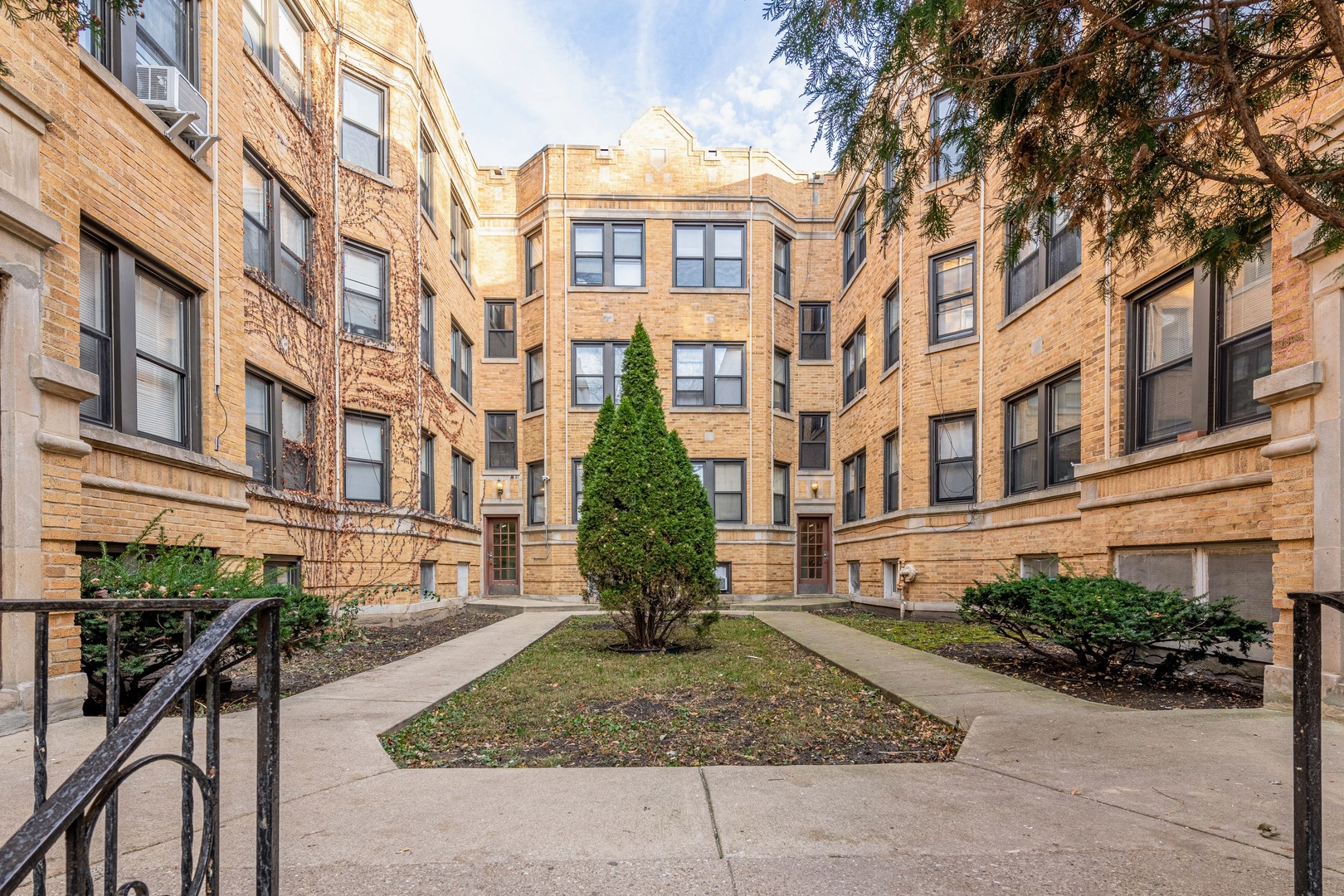 7325 North Honore Street Chicago IL 60626