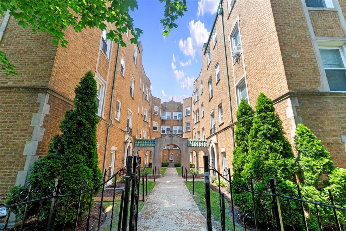 6418 North Newgard Avenue Chicago IL 60626