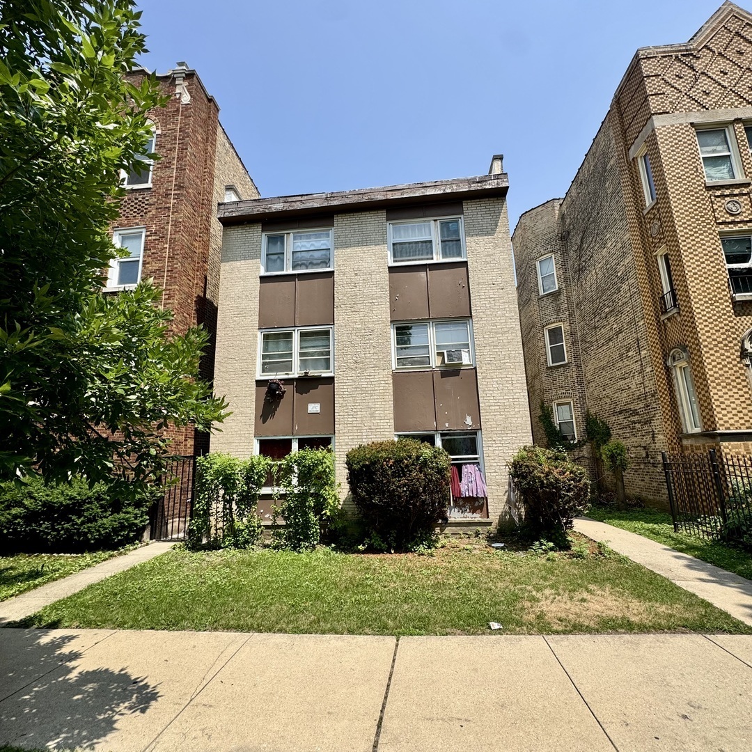 6235 North Mozart Street Chicago IL 60659