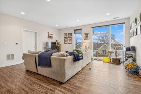 1045 West Cornelia Avenue Chicago IL 60657