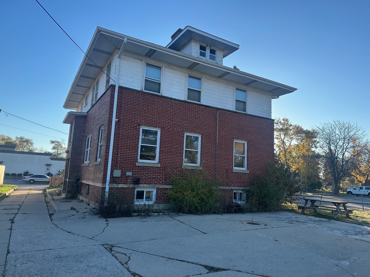 6 South Monterey Avenue Villa Park IL 60181