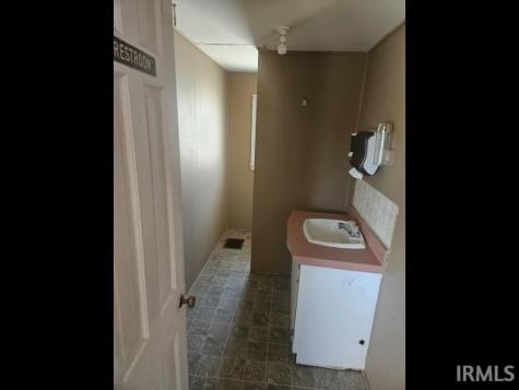 148 E Howard Street Parker City IN 47368
