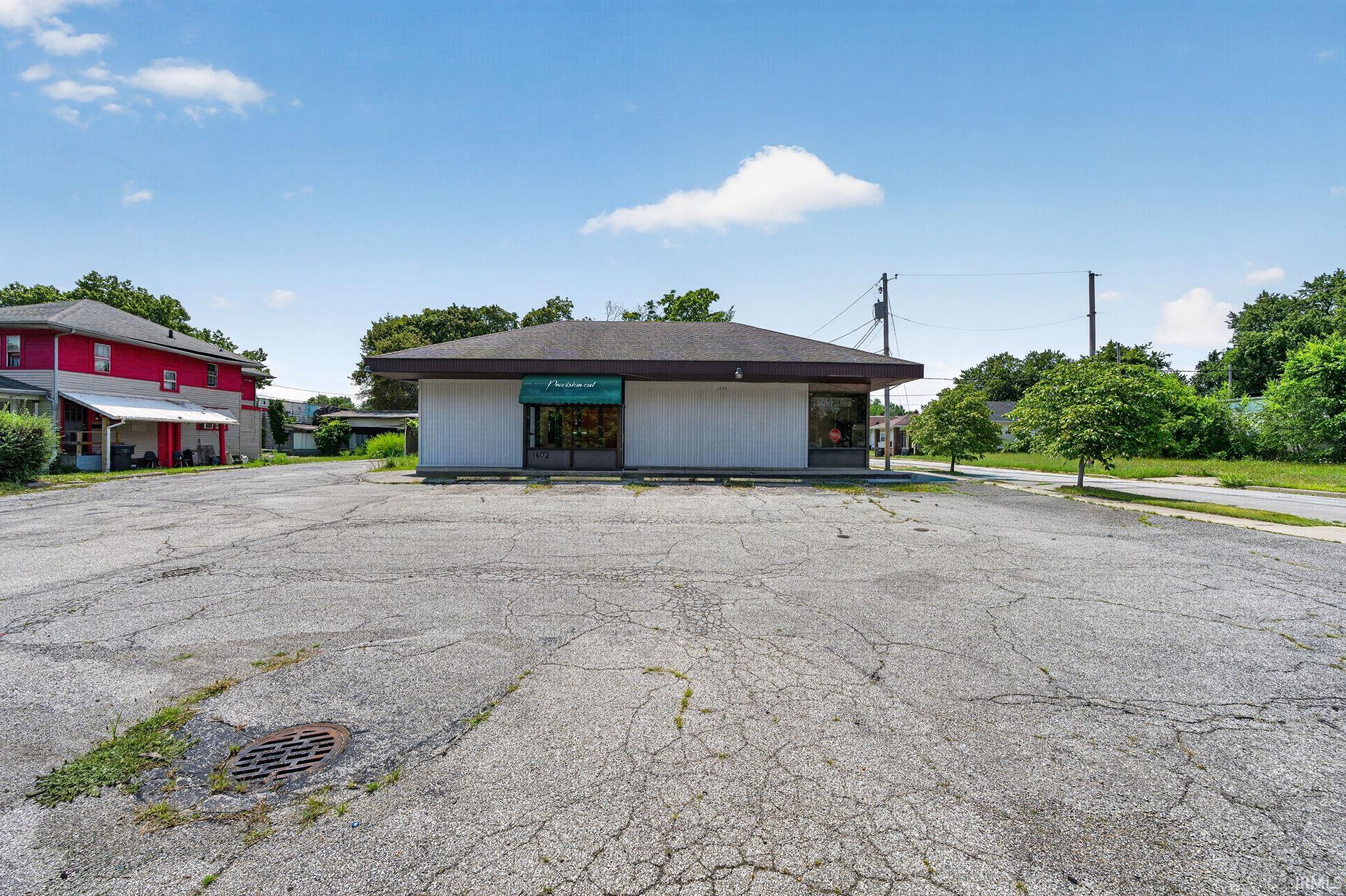 1602 E Lincolnway South Bend IN 46613