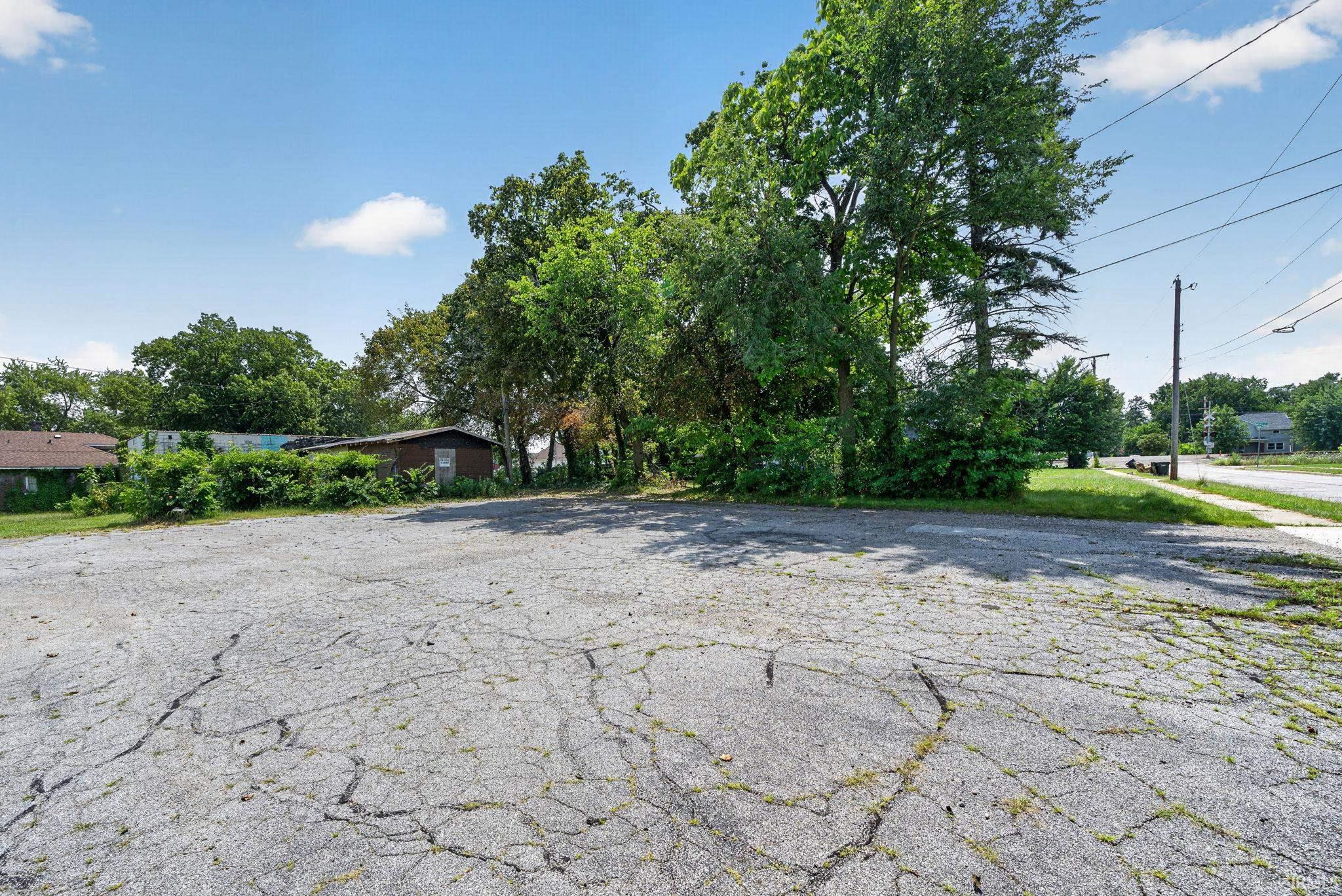 1602 E Lincolnway South Bend IN 46613