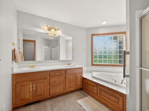 1908 Bent Tree Court Auburn IN 46706