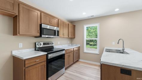 1403 E Boulder Run Columbia City IN 46725