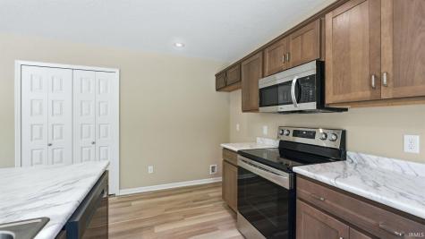 1403 E Boulder Run Columbia City IN 46725
