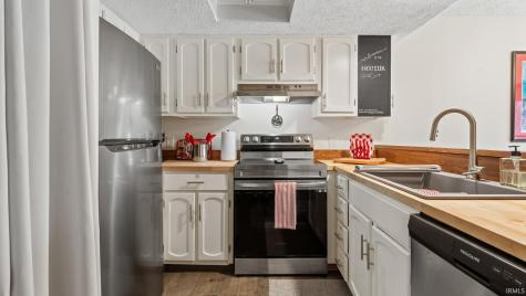 9006 Pointe Ridge Lane Bloomington IN 47401