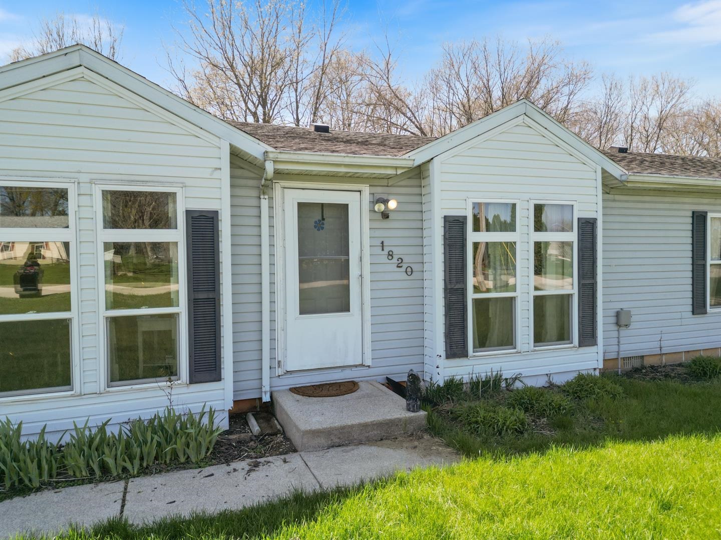 1820 Indian Trail Warsaw IN 46580