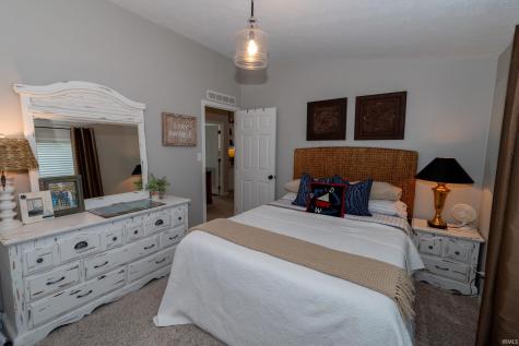 812 S Lakeside Drive Syracuse IN 46567