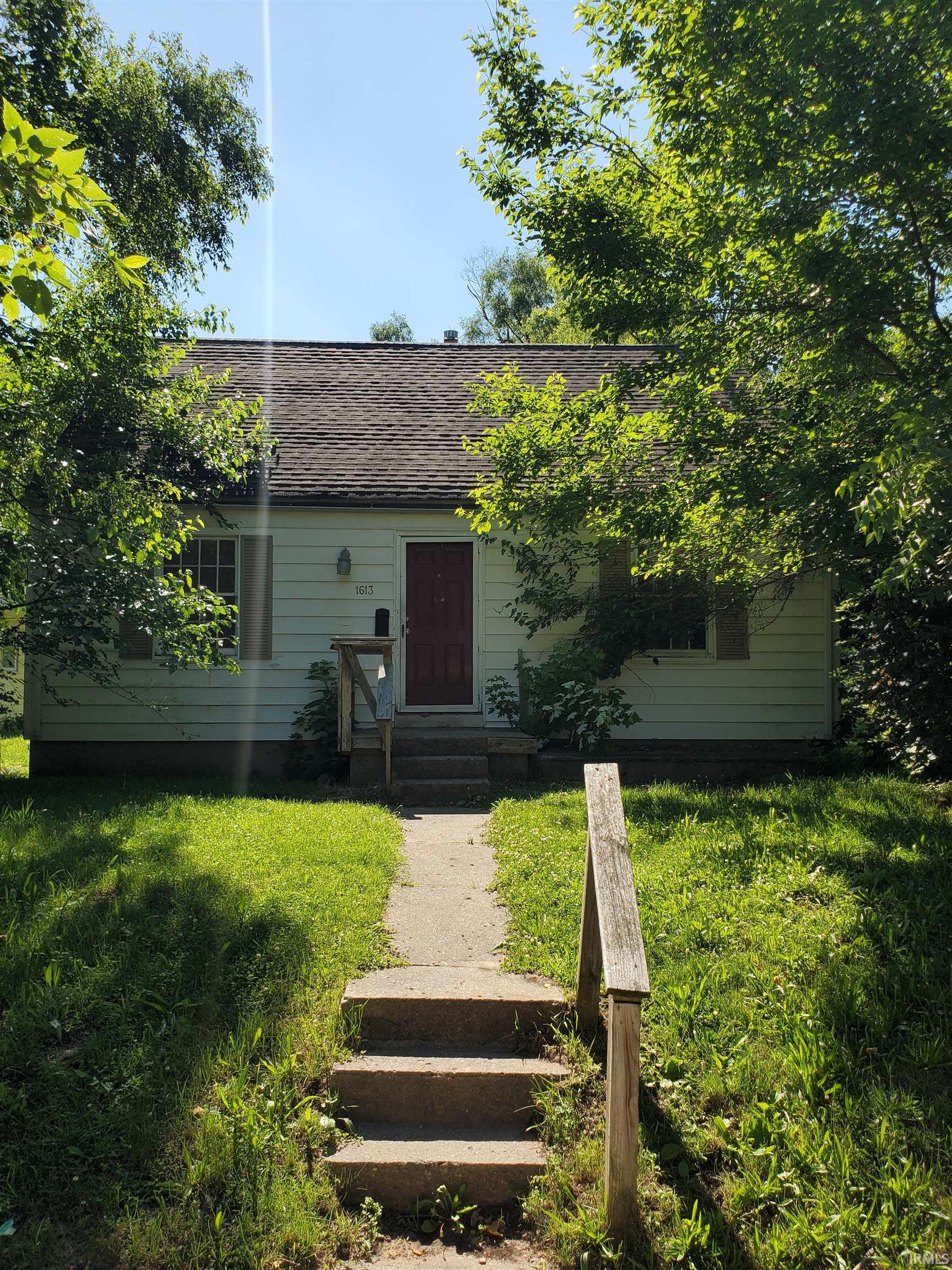 1613 N Huey Street South Bend IN 46628