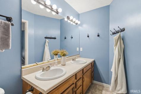 1804 E Springfield Drive Warsaw IN 46580