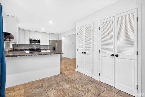 2815 Yellowwood Court Columbus IN 47203