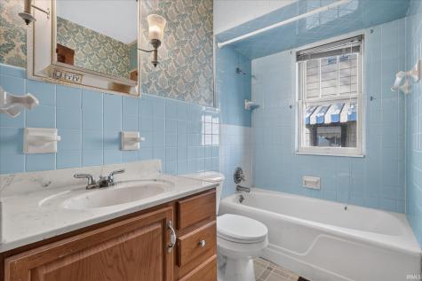 2618 Hartzer Street South Bend IN 46628