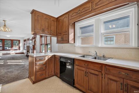 2618 Hartzer Street South Bend IN 46628