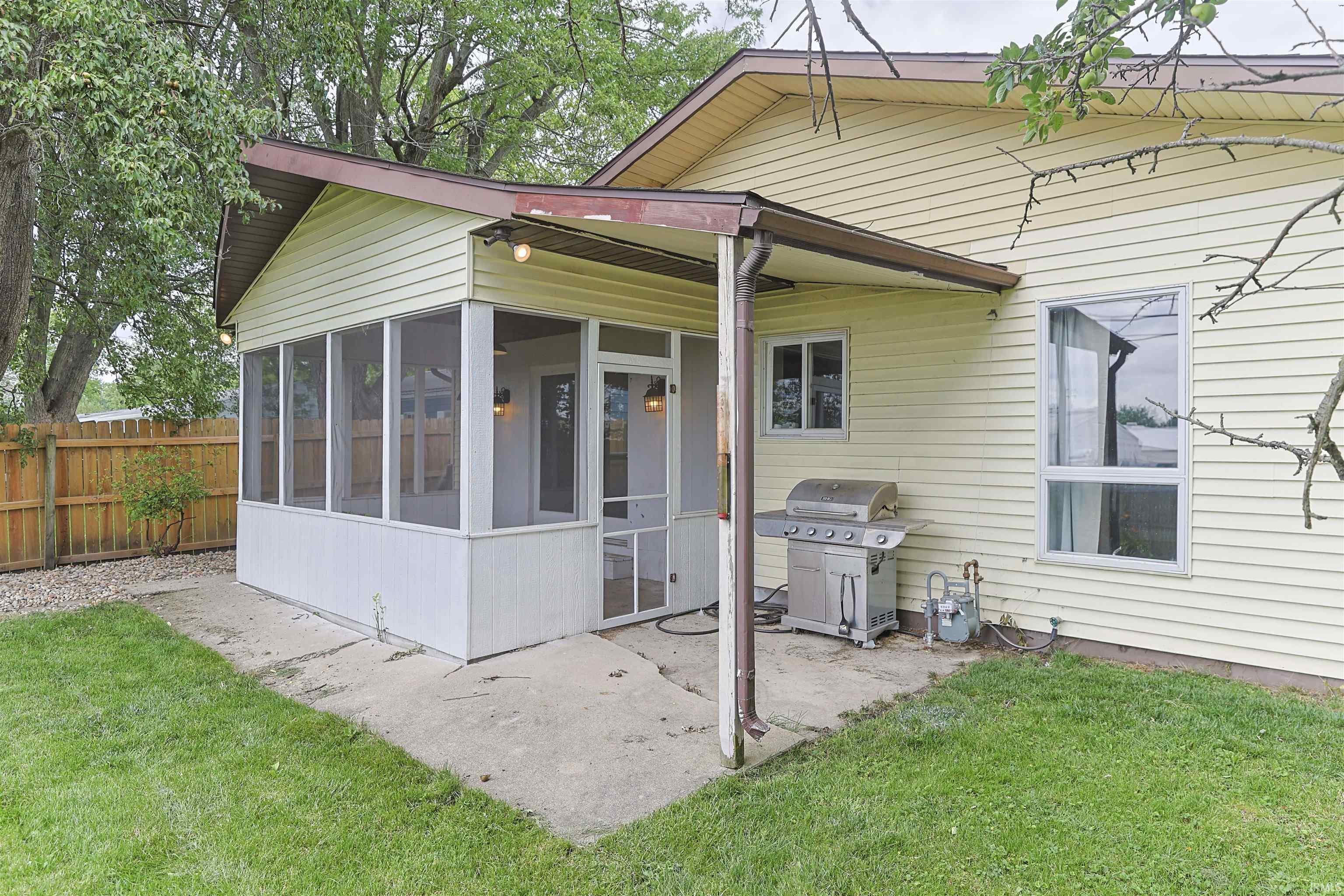 1982 Renfrew Drive South Bend IN 46614