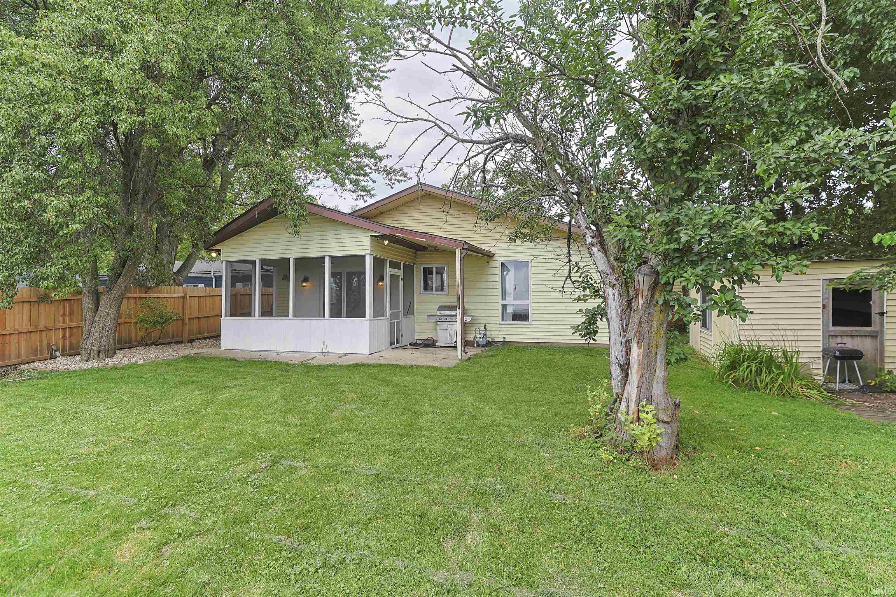 1982 Renfrew Drive South Bend IN 46614