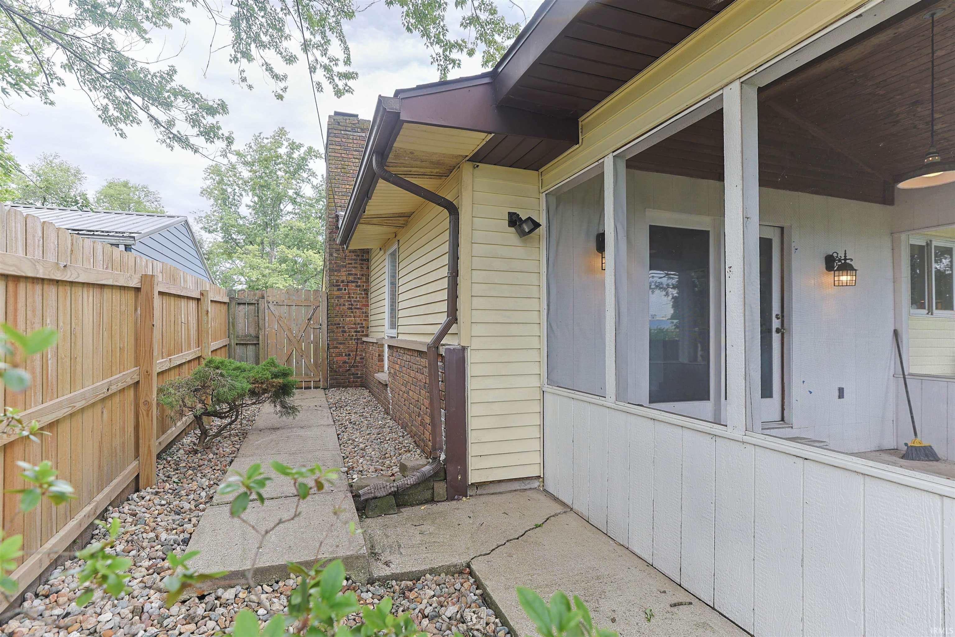 1982 Renfrew Drive South Bend IN 46614
