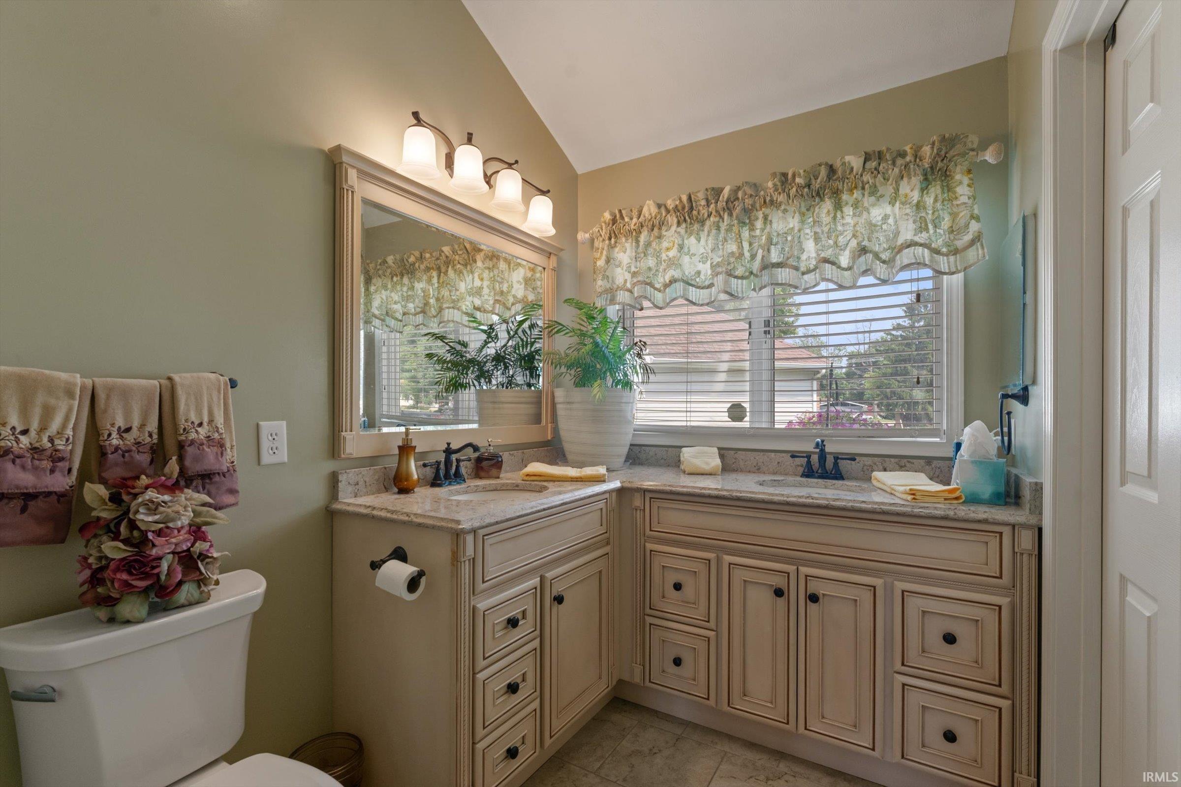 1033 Hermitage Drive South Bend IN 46614