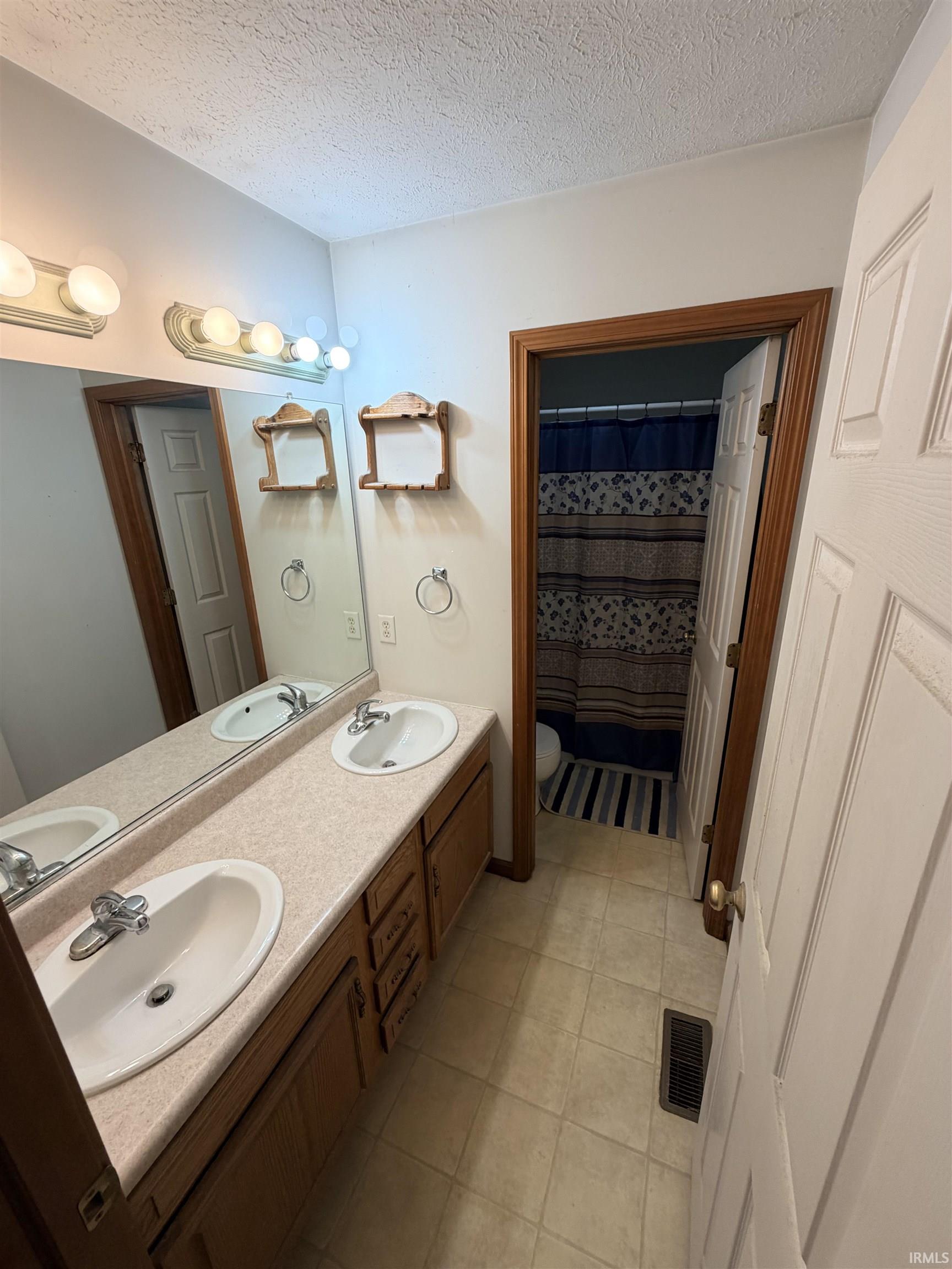 979 Highfield Court Middlebury IN 46540