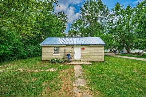 407 E Maple Street Gaston IN 47342