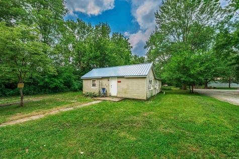 407 E Maple Street Gaston IN 47342