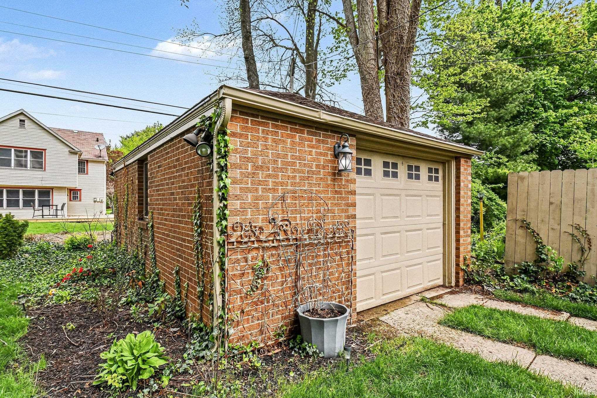 1605 E Madison Street South Bend IN 46617