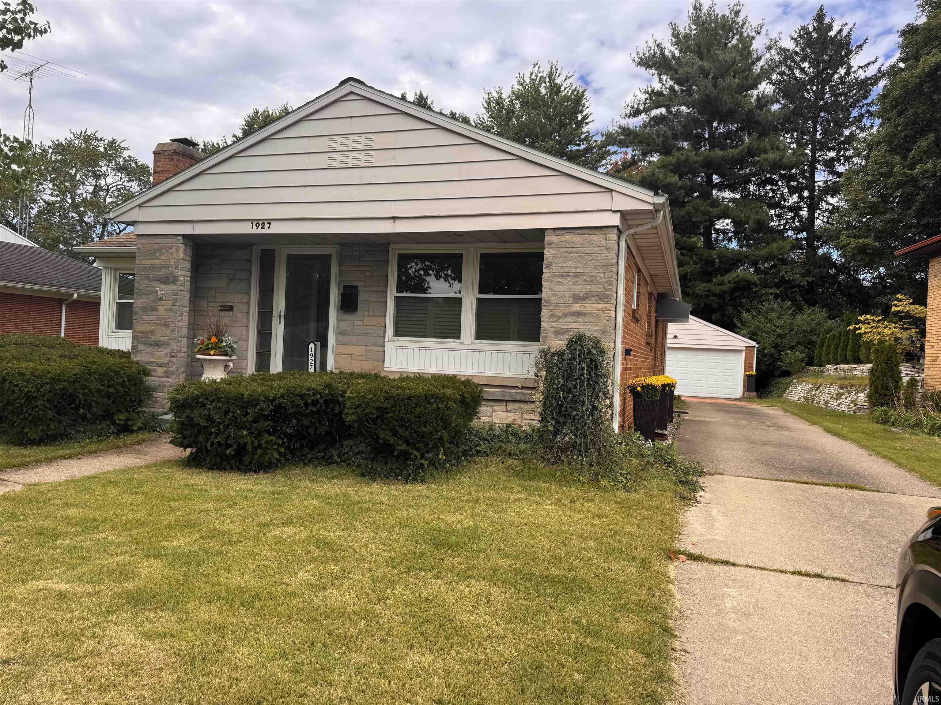 1927 Rockne Drive South Bend IN 46617