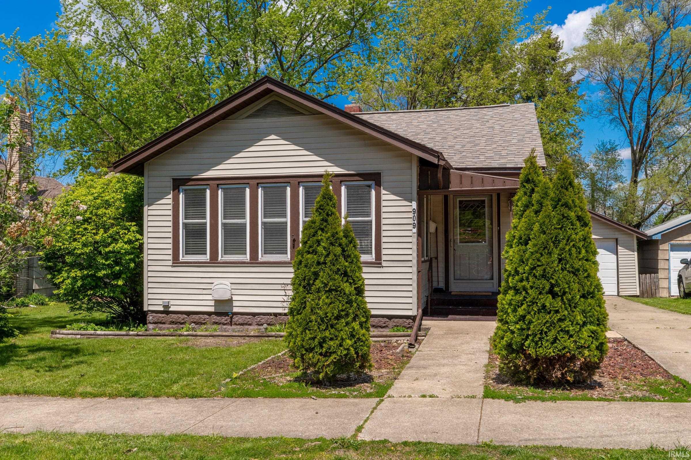 909 E Oakside Street South Bend IN 46614