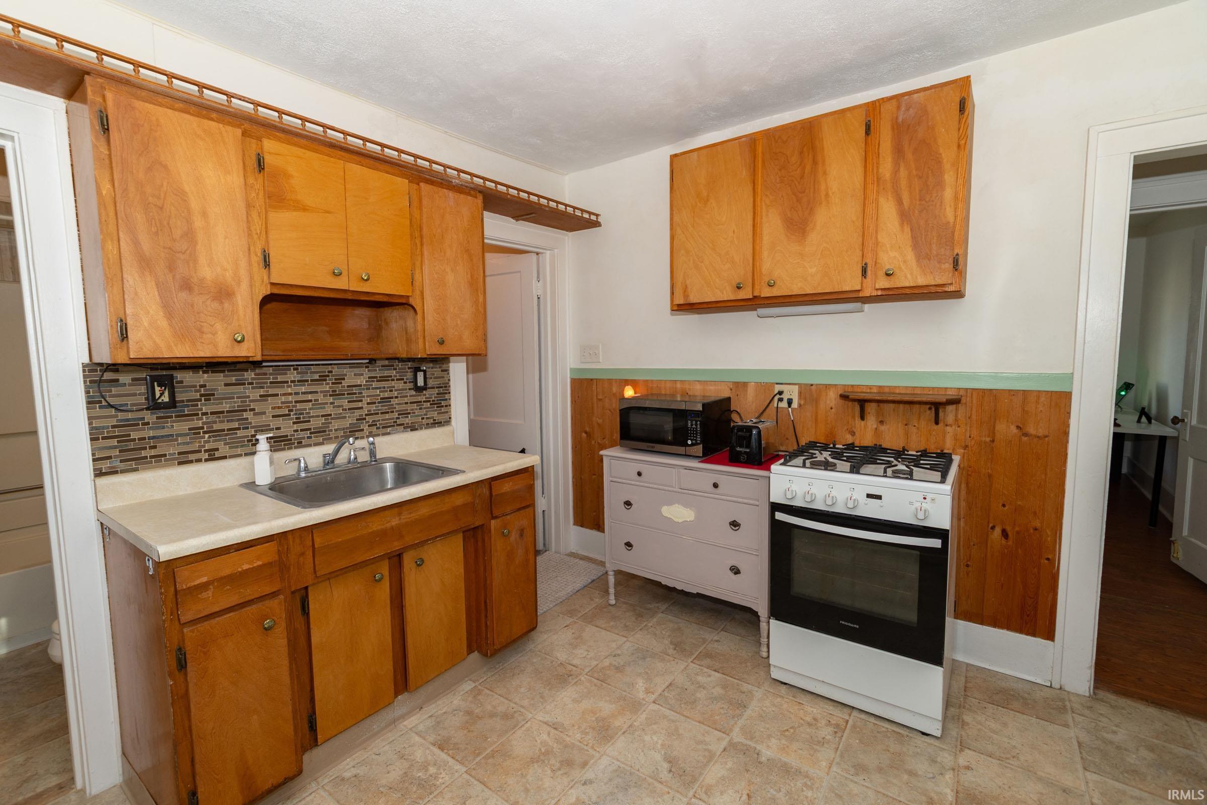 909 E Oakside Street South Bend IN 46614
