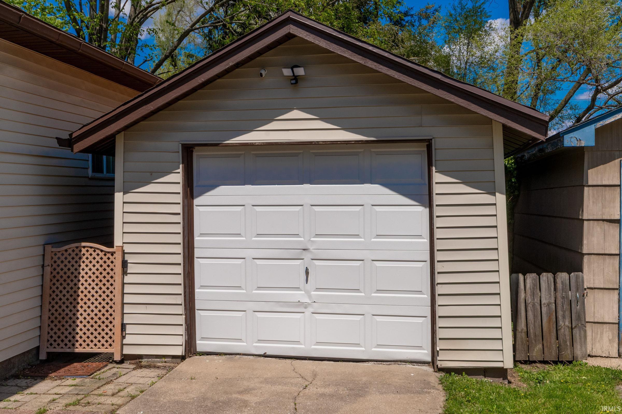 909 E Oakside Street South Bend IN 46614