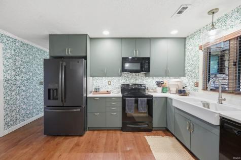 2215 W Woodmont Drive Muncie IN 47304