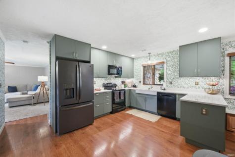2215 W Woodmont Drive Muncie IN 47304