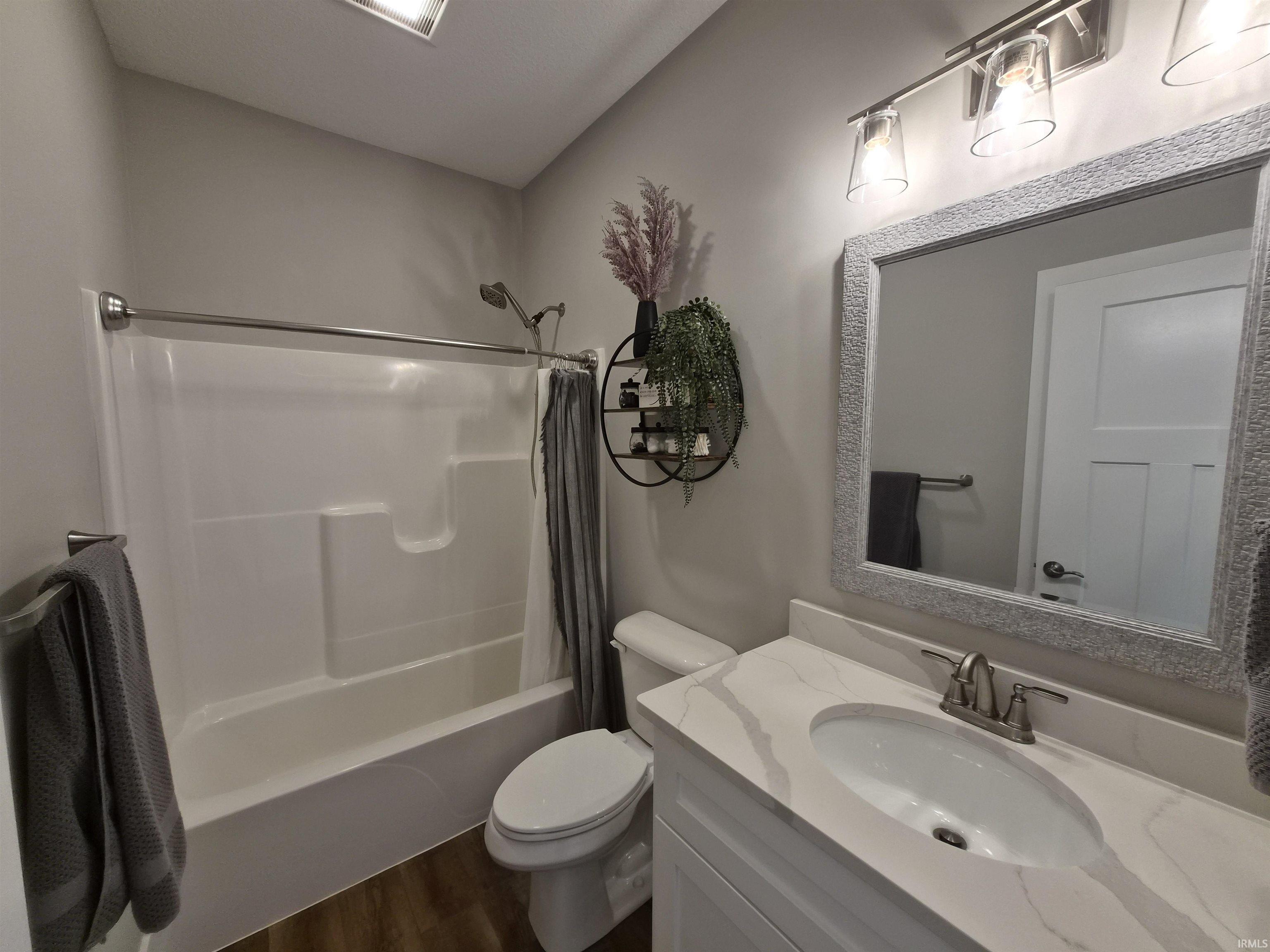 1207 E Dresdin Drive Warsaw IN 46580