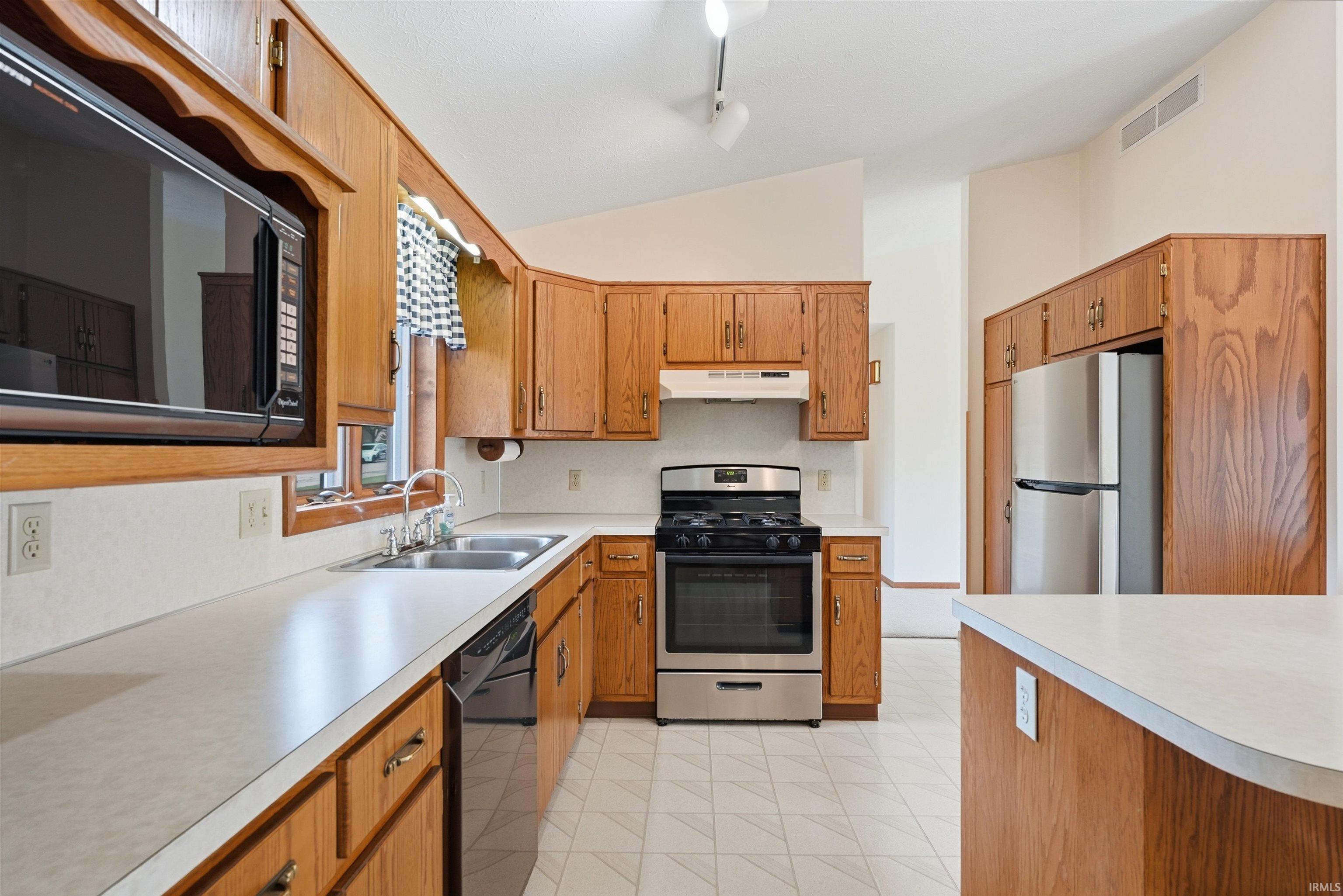 202 Colonial Drive Warsaw IN 46582