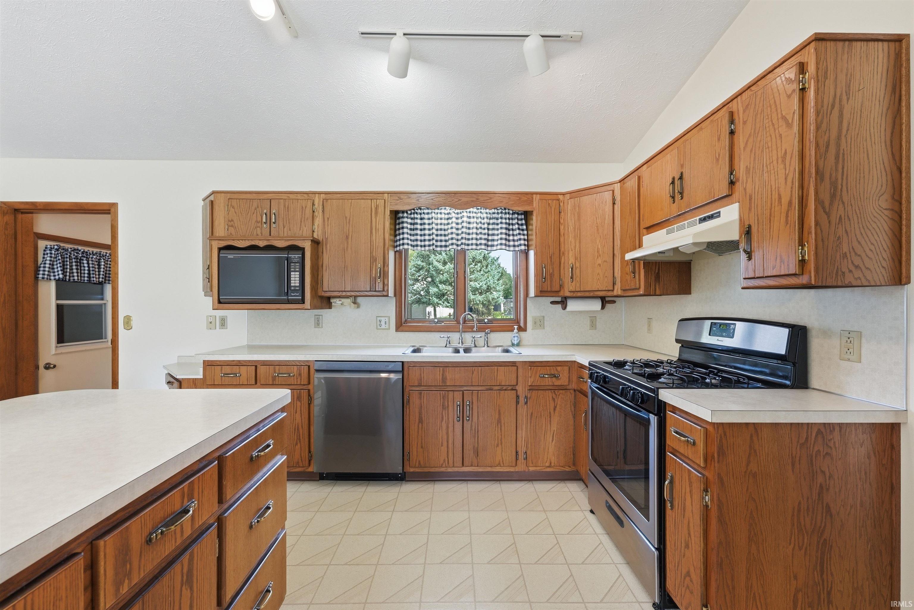 202 Colonial Drive Warsaw IN 46582