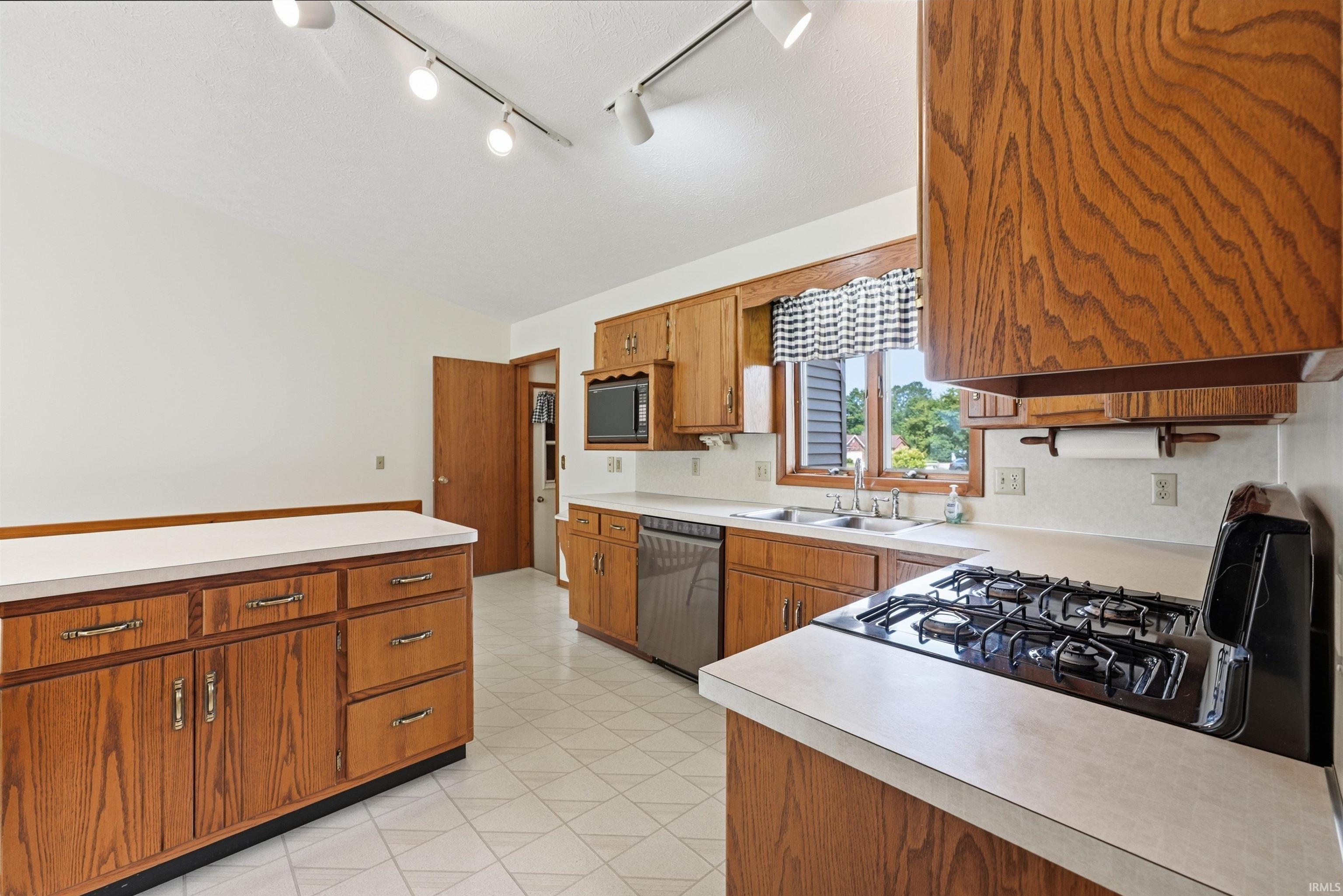 202 Colonial Drive Warsaw IN 46582