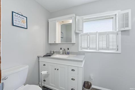 2083 Chapman Lake Drive Warsaw IN 46582