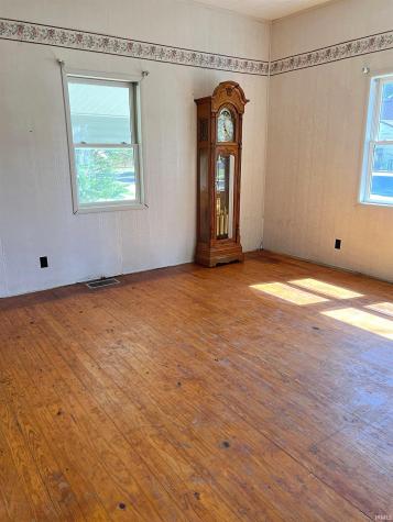 740 E St NE Linton IN 47441
