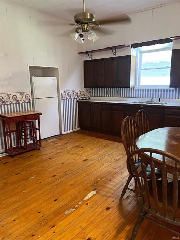 740 E St NE Linton IN 47441