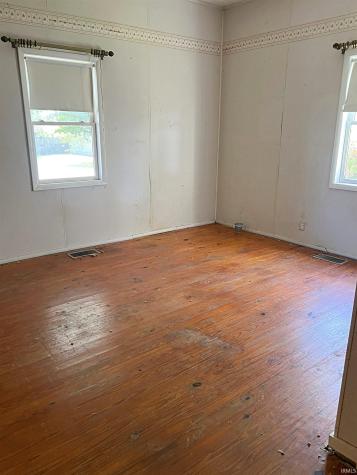 740 E St NE Linton IN 47441