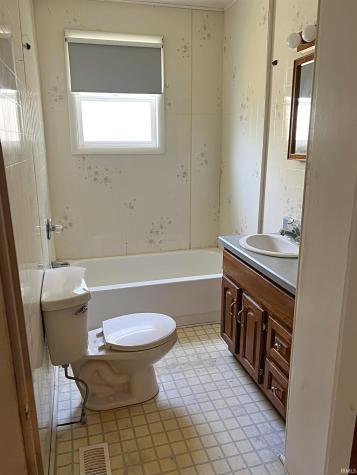 740 E St NE Linton IN 47441
