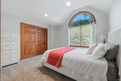 9827 Crown Point Drive Fort Wayne IN 46804