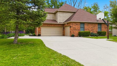 9827 Crown Point Drive Fort Wayne IN 46804
