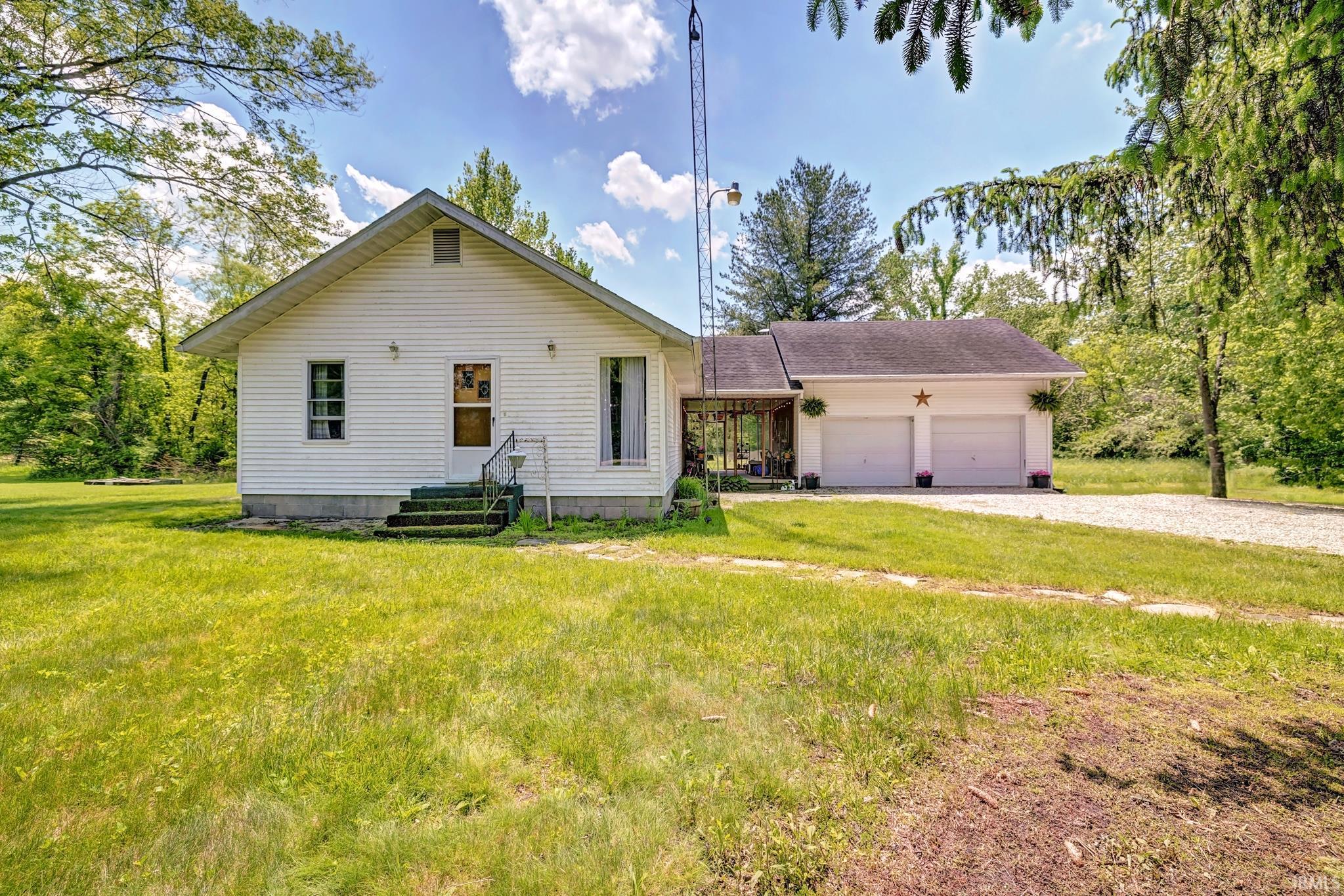 628 E Sand Hollar Road Bloomfield IN 47424