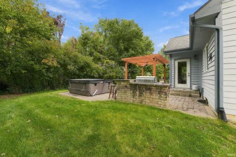 10002 Crown Point Drive Fort Wayne IN 46804